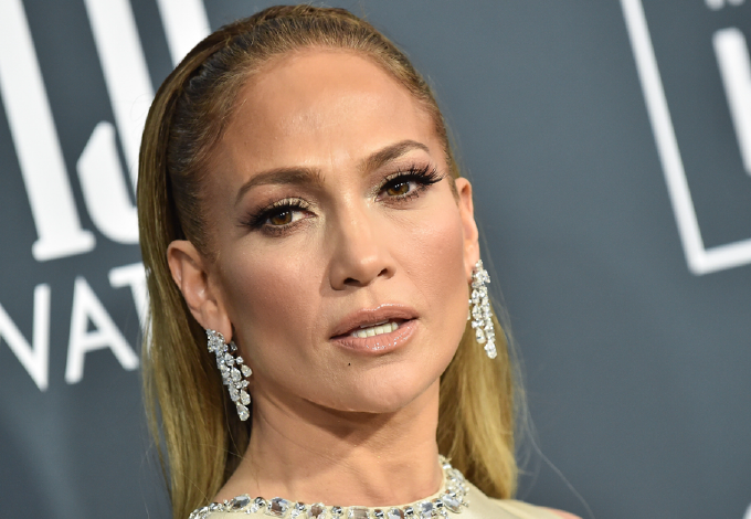 Jennifer Lopez megmutatta, hogyan készül a kedvenc sminkje